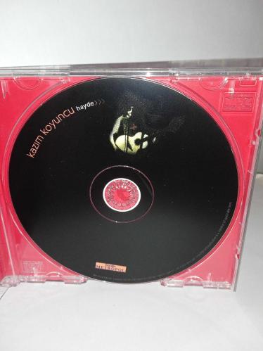 CD Kazım Koyuncu hayde albümü. Orijinal. Dinlemeyi etkilemeyen yoğun çizikler var. Sorunsuz çalışıyor. Kartonet Tertemiz
