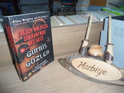 FREDDY'NİN PİZZA DÜKKANINDA BEŞ GECE 1 - GÜMÜŞ GÖZLER - HARBİYE KİTABEVİ/SAHAF