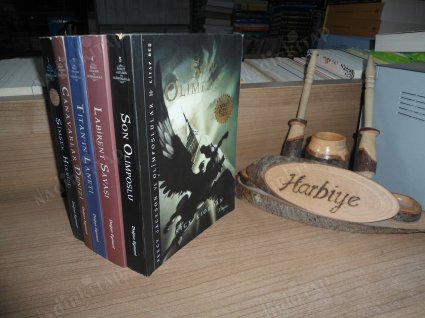 PERCY JACKSON VE OLİMPOSLULAR / 1- ŞİMŞEK HIRSIZI 2- CANAVARLAR DENİZİ 3- TİTANIN LANETİ 4- LABİRENT SAVAŞI 5- SON OLİMPOSLULAR / 5 CİLT TAKIM
