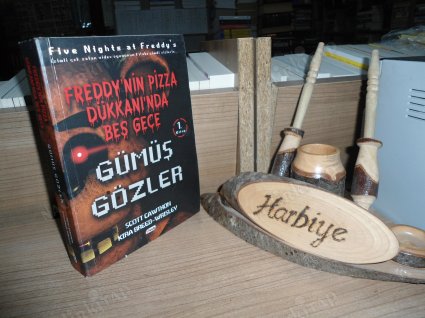 FREDDY'NİN PİZZA DÜKKANINDA BEŞ GECE 1 - GÜMÜŞ GÖZLER - HARBİYE KİTABEVİ/SAHAF
