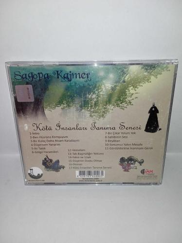 Cd Sagopa Kajmer KİTS Kötü insanları tanıma senesi albümü. Orijinal. Dinlemeyi etkilemeyen çizikler var. Sorunsuz çalışıyor. Kitapçık temiz koleksiyonluk