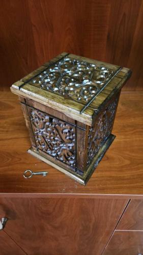 AHŞAP KUTU  ( kumbara formunda )