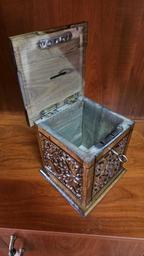 AHŞAP KUTU  ( kumbara formunda )