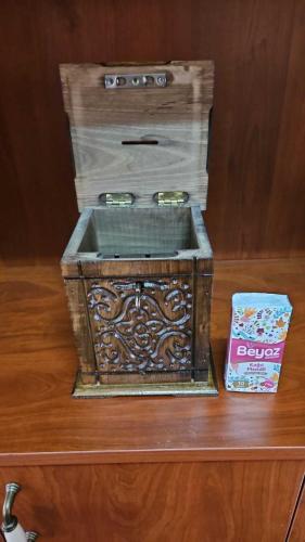 AHŞAP KUTU  ( kumbara formunda )