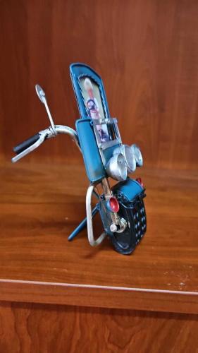METAL EL YAPIMI  MOTOSİKLET FORMUNDA RESİM ÇERÇEVESİ
