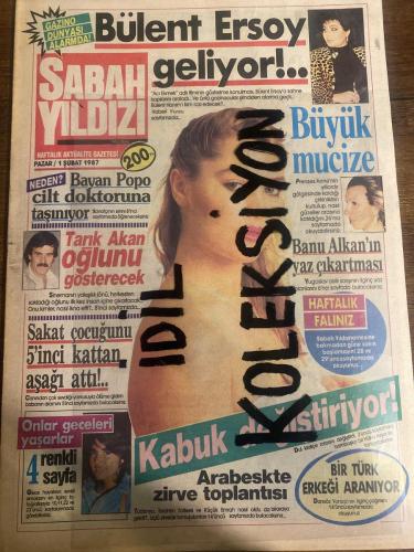 SABAH YILDIZI AKTÜELİTE VE MAGAZİN GAZETESİ - DOĞUM GÜNÜ HEDİYESİ (TURKİSH - NEWSPAPER) - 1 ŞUBAT 1987 - TAM TAKIM 4 SAYFADIR -Bülent Ersoy-Tarık Akan-Banu Alkan-Hülya Avşar-Müjde Ar-İbrahim Tatlıses-Küçük Emrah-Sammy Fox-Bergen-Serpil-Pınar Kür-Kemal Sunal-Şener Şen-Adile Naşit-Bülent Ersoy geliyor…-Büyük mucize-Bayan Popo cilt doktoruna taşınıyor-Tarık Akan oğlunu gösterecek-Sakat çocuğunu 5’inci kattan aşağı attı…-Kabuk değiştiriyor-Arabeskte zirve toplantısı-Bir Türk erkeği aranıyor-Gerçek bir hiki-Kardeşini hazırlıyor-Öksürsem satıyor!-Taçsız Güzel Müjde Ar’ın yolunda!-Nerede o günler!..-Utanmadan gülebilecek-Büyük yaz çıkartması-Onlar geceleri yaşarlar-Gel de gülme-Kuşlar Fısıldadı-Dişlerini eline verdi-Kırıkların sırrı-Hoş bir kaza-Sütyeni poposuna takılınca-Güzele, iyiye, doğruya-Kısa kısa-Onlar geceleri yaşarlar-Hülya Avşar-Gökben-Serpil-Güney Arkın-Bir Türk erkeği aranıyor-Olağanüstü arabesk zirvesi-Gözü Güngör’ün yerinde-İlk fırsatta evlenecek-Üç bölümlük ayıp hikaye-En hızl