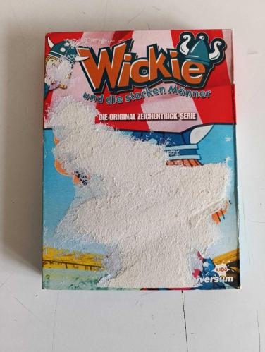 WİCKİE UND DİE STARKEN MANNER ( KABINDA HASAR VARDIR RESİMDE MEVCUT ) 3 DİSK DVD ORJİNAL FİLM 2.EL DVD ( İSİMSİZ DEMİR RAF