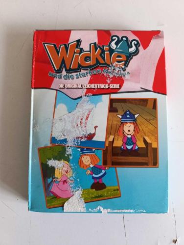 WİCKİE UND DİE STARKEN MANNER ( KABINDA HASAR VARDIR RESİMDE MEVCUT ) 3 DİSK DVD ORJİNAL FİLM 2.EL DVD ( İSİMSİZ DEMİR RAF
