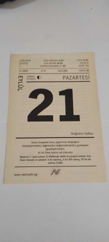 21 Eylül 2015-Orijinal Takvim Yaprağı-Doğum Günü-Söz,Nişan,Nikâh,Düğün ve Önemli Günler Hediyesi-Nesin Vakfı Takvimi-Kars'ta (1941). Ingiltere'de, İstanbul'dan geliyor, Harold Pinter'in davetlisi. 6 yıldanberi ilk kez yurtdışına çıkabiliyor (1986). Aksaray'da 