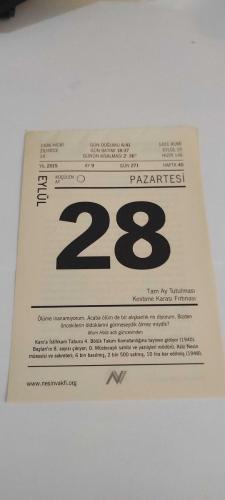 28 Eylül 2015-Orijinal Takvim Yaprağı-Doğum Günü-Söz,Nişan,Nikâh,Düğün ve Önemli Günler Hediyesi-Nesin Vakfı Takvimi--Kars'a İstihkam Taburu 4. Bölük Takım Komutanlığına tayinen gidiyor (1940). Baştan'ın 8. sayısı çıkıyor: O. Müstecaplı sahibi ve yazıişleri müdürü, Aziz Nesin müessisi ve sekreteri, 6 bin basılmış, 2 bin 500 satmış, 10 lira kar edilmiş (1948)-Kalpazanlık Bile Yapılamıyor-Aziz Nesin'in Kalpazanlık Bile Yapılamıyor adlı kitabından.