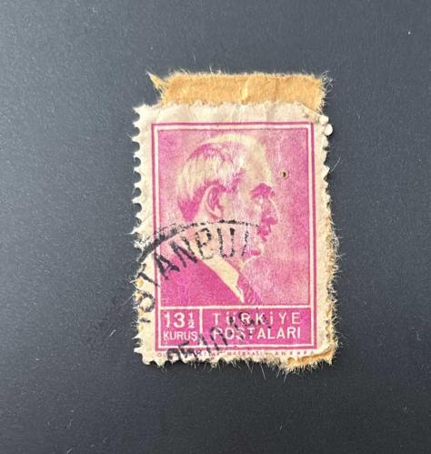 Türk Pulu - Turkish Stamp - Mektup Zarfından Kesilmiş / Postadan Geçmiş Pul Filateli -  İSTANBUL DAMGALI - İSMET İNÖNÜ TEMALI PUL,  13 1/2 KURUŞ - Türkiye Cumhuriyeti - NOSTALJİK DOĞUM GÜNÜ HEDİYESİ