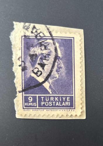 Türk Pulu - Turkish Stamp - Mektup Zarfından Kesilmiş / Postadan Geçmiş Pul Filateli -  DAMGALI - İSMET İNÖNÜ TEMALI PUL,  9 KURUŞ - Türkiye Cumhuriyeti - NOSTALJİK DOĞUM GÜNÜ HEDİYESİ
