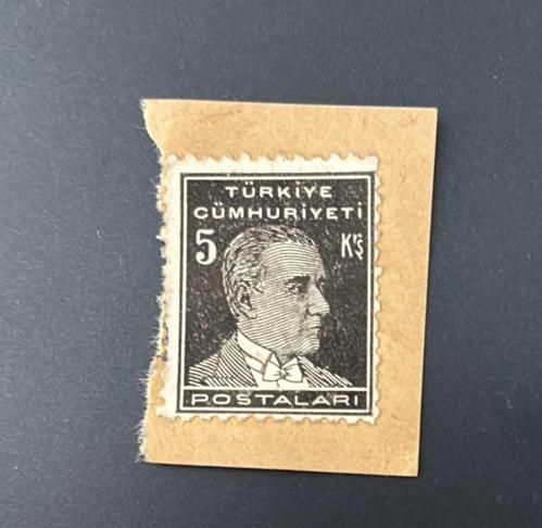 Türk Pulu - Turkish Stamp - Mektup Zarfından Kesilmiş / Postadan Geçmiş Pul Filateli -  ATATÜRK TEMALI PUL,  5 KURUŞ - Türkiye Cumhuriyeti - NOSTALJİK DOĞUM GÜNÜ HEDİYESİ