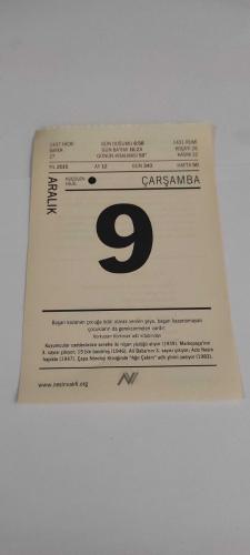 9 Aralık 2015-Orijinal Takvim Yaprağı-Doğum Günü-Söz,Nişan,Nikâh,Düğün ve Önemli Günler Hediyesi-Nesin Vakfı Takvimi-Kuyumcular caddesinden senetle iki nişan yüzüğü alıyor (1939). Markopaşa'nın 3. sayısı çıkıyor, 15 bin basılmış (1946). All Baba'nım 3. sayısı çıkıyor, Aziz Nesin hapiste (1947). Çapa Nöroloji Kliniğinde 