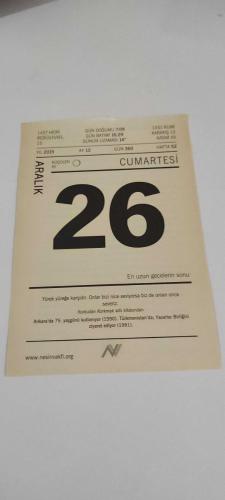 26 Aralık 2015-Orijinal Takvim Yaprağı-Doğum Günü-Söz,Nişan,Nikâh,Düğün ve Önemli Günler Hediyesi-Nesin Vakfı Takvimi-Ankara'da 75. yaşglini kutlanıyor (1990). Türkmenistan'da, Yazarlar Birliğini zlyaret ediyor (19911.-Bizim Hemşeri-Aziz Nesin'in Toros Canavarı adlı kitabından.