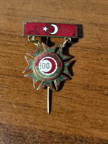 1968 kızılay 100. yılı  mineli  Türk bayraklı rozet   prinç
