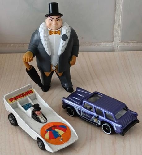 Yarasa adam Batman den Penguin Penguen figür ve araba set. Beyaz olan eski üretim nadir bulunur 70 ler Corgi . Figür ve mor araba yeni dönem. Koleksiyon nostalji tasarım dekor hediye vintage retro hobi minyatür diorama reklam promosyon maskot