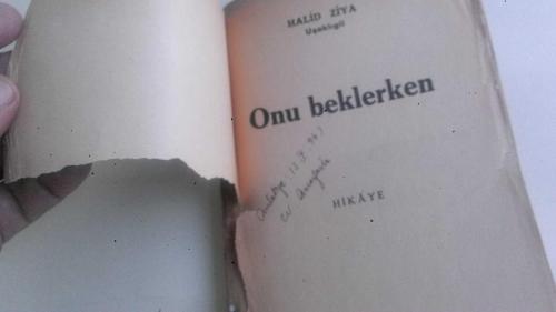 ONU BEKLERKEN * İLK BASKI * ÖN KAPAK HASARLI