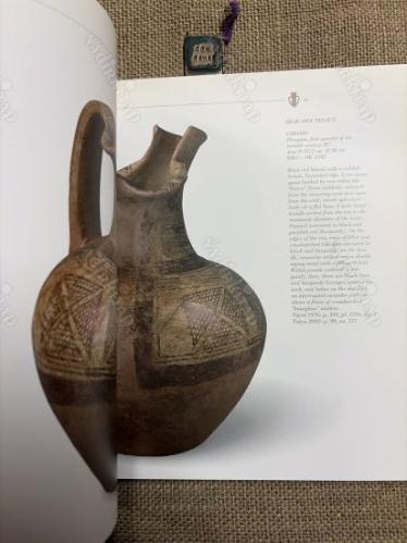 Sadberk Hanım Müzesi Koleksiyonu. Eski Çağ'da içki ve sunu kapları = Sadberk Hanım Museum Collection. Ancient drinking and libation vessels.