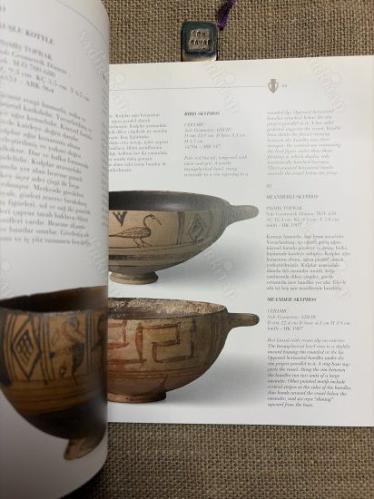 Sadberk Hanım Müzesi Koleksiyonu. Eski Çağ'da içki ve sunu kapları = Sadberk Hanım Museum Collection. Ancient drinking and libation vessels.