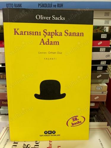 KARISINI ŞAPKA SANAN ADAM