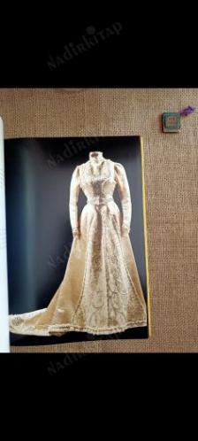 OSMANLI İMPARATORLUĞU'NUN SON DÖNEMİNDEN KADIN GİYİLERİ Sadberk Hanım Müzesi = Women's costume of the late Ottoman era from the Sadberk Hanım Museum