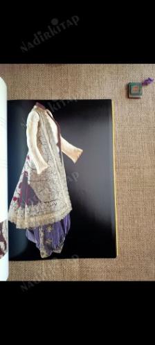 OSMANLI İMPARATORLUĞU'NUN SON DÖNEMİNDEN KADIN GİYİLERİ Sadberk Hanım Müzesi = Women's costume of the late Ottoman era from the Sadberk Hanım Museum
