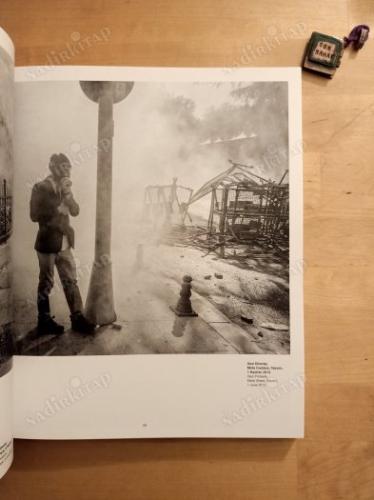 Zamane İstanbulları = Istanbuls today. Küratör ve editör: Refik Akyüz, Serdar Darendeliler. [Sergi kataloğu] RESİM