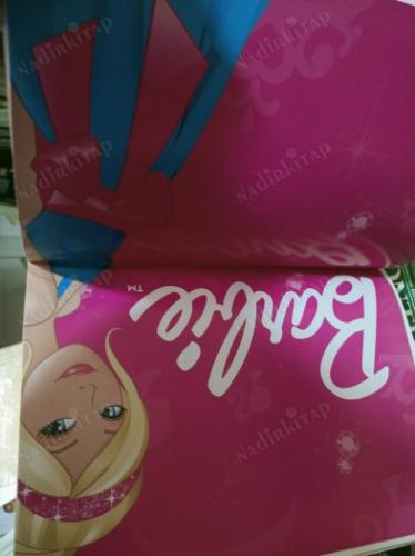 Barbie çıkartmalı faaliyet kitabı