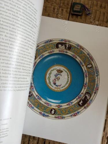 Victoria ve Albert Müzesi'nden Dünya Seramiğinin Başyapıtlari - Masterpieces of World Ceramics from the Victoria and Albert Museum. Sergi Kataloğu
