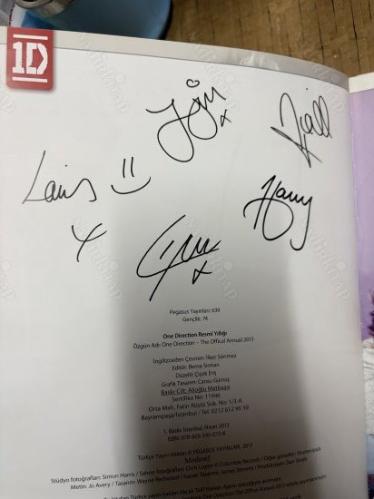 One Direction Resmî Yıllığı/ İmzalı!