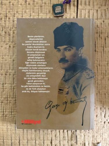 ATATÜRK ATATÜRK'Ü ANLATIYOR