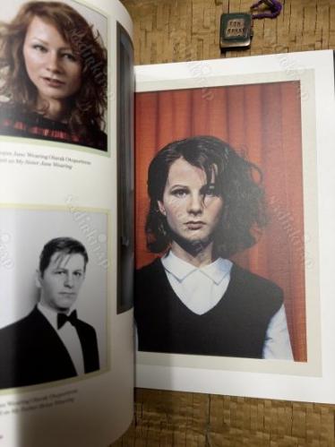 Bana bak! 'Ia Caixa' Çağdaş Sanat Koleksiyonu'ndan portreler ve diğer kurmacalar.= Look at me! Portraits and other fictions from the 'Ia Caixa'