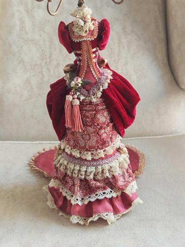 Victorian Kıyafetli Takı Standı