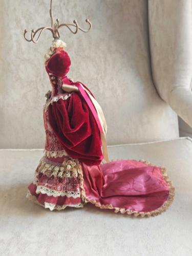 Victorian Kıyafetli Takı Standı