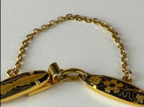TOLEDO BİLEKLİK,  İspanyol Toledo - Kuş ve Çiçek Motifli Altın Kakma Damascene El İşçilikli - Vintage Bileklik Mağazamızda sizlerle buluşan bu detaylı bileklik, geleneksel Damascene (Şam işi) metal süsleme sanatının karakteristik özelliklerini yansıtıyor. Siyah zemin üzerine altın rengi işlemelerle bezenmiş bu takı, üzerindeki kuş ve çiçek motifleriyle vintage obje meraklılarının dikkatini çekiyor. Kendi döneminin el işçiliği geleneğini günümüze taşıyan bu tasarım, koleksiyonlar için kültürel bir değer taşıyor. Geleneksel motifleri üzerinde barındıran bu aksesuara koleksiyonunuzda yer açmalısınız..
