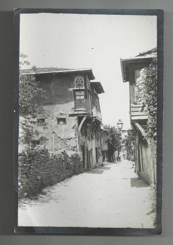 OSMANLI DÖNEMİ AHŞAP EVLERDEN OLUŞAN ESKİ BİR SOKAK FOTOĞRAFI...