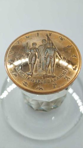 MADALYON, 1973 YILI GENÇLİK VE SPOR BAKANLIĞI TC. 50.YIL HATIRA BRONZ MADALYONU(ÇİL ALTI) 392