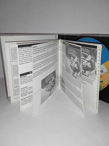 Ps1 oyun Schnappi 3 Fun Games PlayStation 1 - PAL. Schnappi das kleine krokodil. Orijinal. 2005. Kitapçık mevcut. Disk 10 üzerinden 9. Sorunsuz çalışıyor. Kutusunda birkaç çatlak var. NADİR Koleksiyonluk