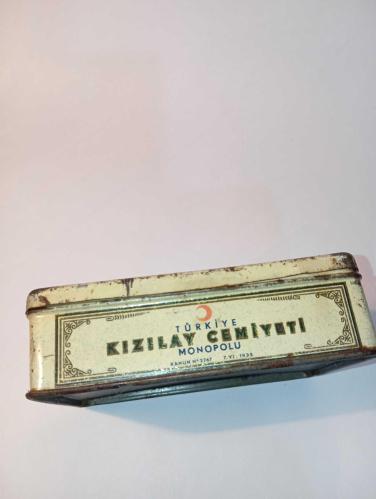1930'lardan kalma nadir bir Türkiye Kızılay Cemiyeti Klormaiyet Kinin teneke kutusu Yaşına gire oldukça iyi durumda Koleksiyon dekorluk   #kizilaycemiyeti #kutukoleksiyonu