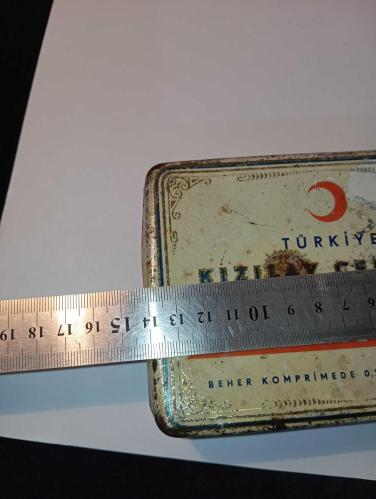 1930'lardan kalma nadir bir Türkiye Kızılay Cemiyeti Klormaiyet Kinin teneke kutusu Yaşına gire oldukça iyi durumda Koleksiyon dekorluk   #kizilaycemiyeti #kutukoleksiyonu