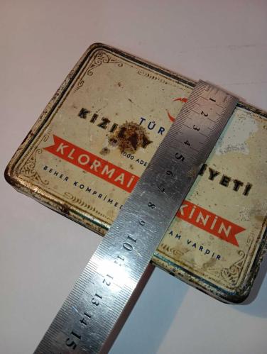 1930'lardan kalma nadir bir Türkiye Kızılay Cemiyeti Klormaiyet Kinin teneke kutusu Yaşına gire oldukça iyi durumda Koleksiyon dekorluk   #kizilaycemiyeti #kutukoleksiyonu