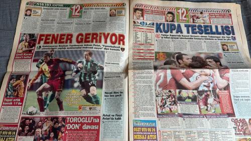 ONİKİNCİ ADAM SPOR GAZETESİ TURKISH NEWSPAPER - DOĞUM GÜNÜ HEDİYESİ  - TAM TAKIM EKSİKSİZ GAZETE -    29 NİSAN   2007 - MUHTIRA! FENERBAHÇE KUPA VE LİGDEN ÇEKİLDİ  - MATEMATİKSEL DEVRAN: ASLAN SAKARYA'YI 2. LİG'E GÖNDERDİ  - ÜMİT KARAN ALEX'İ YAKALADI  - KUPA TESELLİSİ: TRABZON ANTALYA'YI YIKTI  - EYVAH SONG'U PASA GİDİCİ  - RICARDINHO AURELIO'YA IRKÇILIK YAPTI!  - LİGDEN ÇEKİLMEK FENERLİ'Yİ İKİYE BÖLDÜ  - MAVUBA AVRUPA İÇİN KARTAL'A ŞART!  - ÜMİT BULUT 13'Ü BULDU, KRALLIK İDDİASINI SÜRDÜRDÜ  - GÖCEK'İN SARI KARTLARINA DİKKAT!  - BAYERN TONİ'Yİ ALDI  - DÜELLO ŞEYTANLARIN  - 3. LİG SONA ERİYOR  - MARDİNİ KORKUTTU 1-1  -  -ADANUR KOCABIYIK  - SONER TOLUNGÜÇ  - ADEM SEREZLİ  - İLYAS TÜFEKÇİ  - ALPASLAN DİKMEN  - ALİ KEMAL YAZICI  - ÖZHAN CANAYDIN  - ADNAN POLAT  - ERIK GERETS  - ŞABAN YILDIRIM  - AZİZ YILDIRIM  - ŞEKİP MOSTUROĞLU  - MURAT ÖZAYDINLI  - SELÇUK DERELİ  - HALUK ULUSOY  - JEAN TIGANA  - ÜMİT KARAN  - RIGOBERT SONG  - MEHMET GÜVEN  - MAVUBA  - RICARDINHO  - MEHMET TOPAL