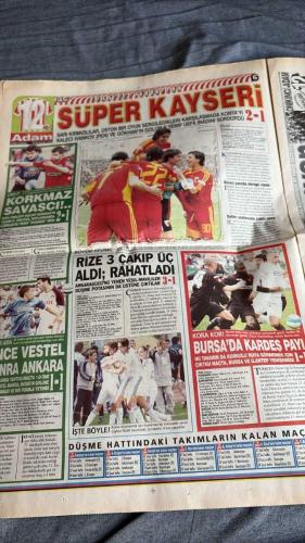 ONİKİNCİ ADAM SPOR GAZETESİ TURKISH NEWSPAPER - DOĞUM GÜNÜ HEDİYESİ  - TAM TAKIM EKSİKSİZ GAZETE -    29 NİSAN   2007 - MUHTIRA! FENERBAHÇE KUPA VE LİGDEN ÇEKİLDİ  - MATEMATİKSEL DEVRAN: ASLAN SAKARYA'YI 2. LİG'E GÖNDERDİ  - ÜMİT KARAN ALEX'İ YAKALADI  - KUPA TESELLİSİ: TRABZON ANTALYA'YI YIKTI  - EYVAH SONG'U PASA GİDİCİ  - RICARDINHO AURELIO'YA IRKÇILIK YAPTI!  - LİGDEN ÇEKİLMEK FENERLİ'Yİ İKİYE BÖLDÜ  - MAVUBA AVRUPA İÇİN KARTAL'A ŞART!  - ÜMİT BULUT 13'Ü BULDU, KRALLIK İDDİASINI SÜRDÜRDÜ  - GÖCEK'İN SARI KARTLARINA DİKKAT!  - BAYERN TONİ'Yİ ALDI  - DÜELLO ŞEYTANLARIN  - 3. LİG SONA ERİYOR  - MARDİNİ KORKUTTU 1-1  -  -ADANUR KOCABIYIK  - SONER TOLUNGÜÇ  - ADEM SEREZLİ  - İLYAS TÜFEKÇİ  - ALPASLAN DİKMEN  - ALİ KEMAL YAZICI  - ÖZHAN CANAYDIN  - ADNAN POLAT  - ERIK GERETS  - ŞABAN YILDIRIM  - AZİZ YILDIRIM  - ŞEKİP MOSTUROĞLU  - MURAT ÖZAYDINLI  - SELÇUK DERELİ  - HALUK ULUSOY  - JEAN TIGANA  - ÜMİT KARAN  - RIGOBERT SONG  - MEHMET GÜVEN  - MAVUBA  - RICARDINHO  - MEHMET TOPAL