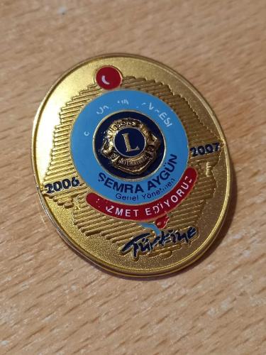 2006-2007 HİZMET EDİYORUZ / GENEL YÖNETMEN SEMRA AYGÜN LIONS ROZETİ...