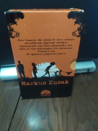 KÖPEKLER AĞLADIĞINDA - KÖPEK DÜŞLERİ - İT DALAŞI - 3 KİTAP / Kutusunda *Kullanılmamış ayraçlarıyla