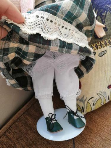 40 cm PORSELEN BEBEK, SOĞUK DAMGALI STANDLII YEŞİL GÖZLÜ KUMRAL ÇOK GÜZEL KUSURSUZ BEBEK