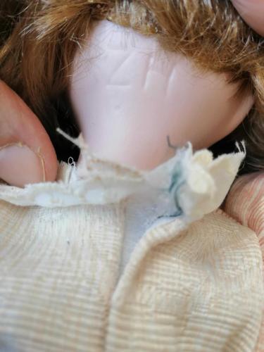 40 cm PORSELEN BEBEK, SOĞUK DAMGALI STANDLII YEŞİL GÖZLÜ KUMRAL ÇOK GÜZEL KUSURSUZ BEBEK