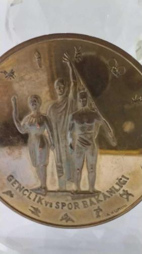 MADALYON, 1973 YILI GENÇLİK VE SPOR BAKANLIĞI TC. 50.YIL HATIRA BRONZ MADALYONU(ÇİL ALTI) 392