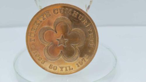 MADALYON, 1973 YILI GENÇLİK VE SPOR BAKANLIĞI TC. 50.YIL HATIRA BRONZ MADALYONU(ÇİL ALTI) 392